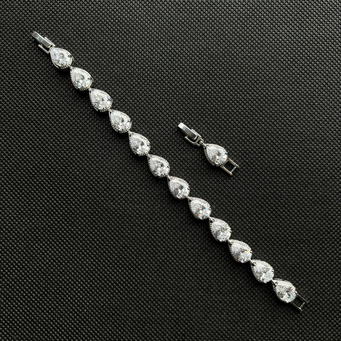 Pulsera de plata con circonias lágrima