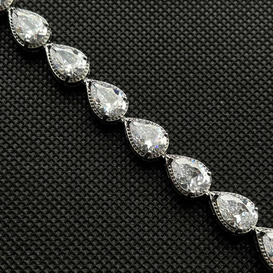 Pulsera de plata con circonias lágrima